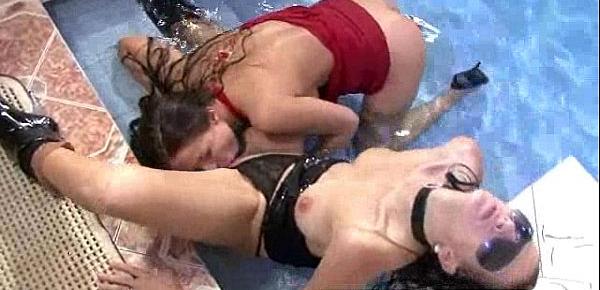  Sexy looking chicks in orgy in water